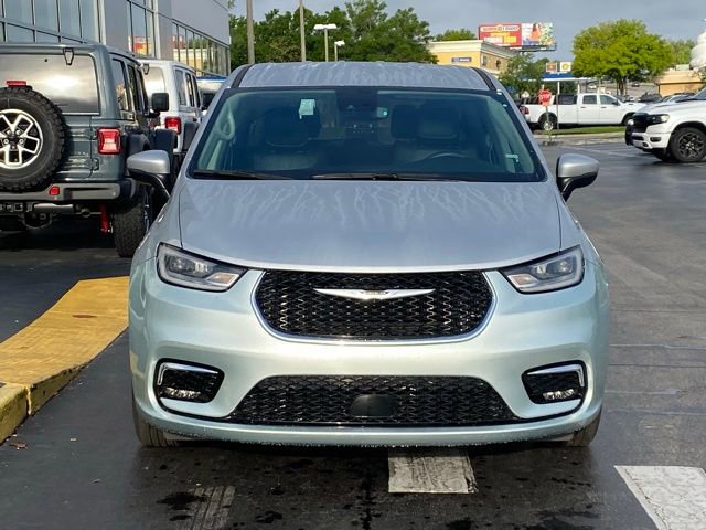 Used 2023 Chrysler Pacifica Touring-L image 3