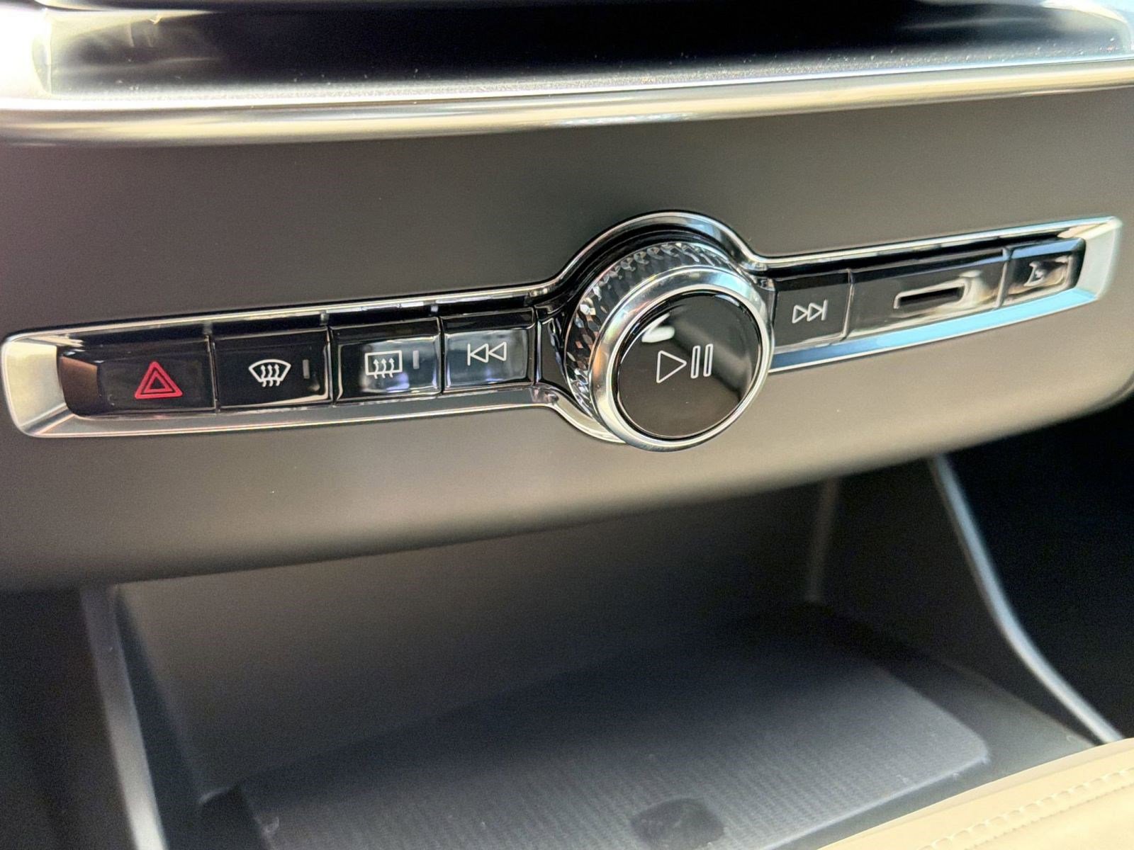 New 2026 Volvo XC90 B6 Plus w/ Protection Package image 17