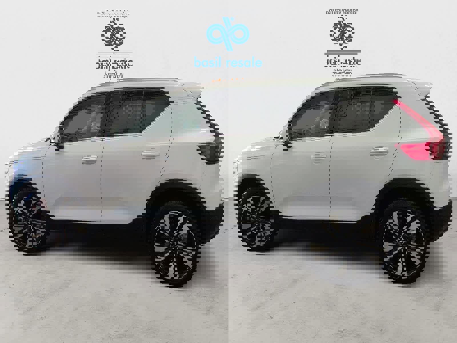 Used 2025 Volvo XC40 B5 Plus image 3