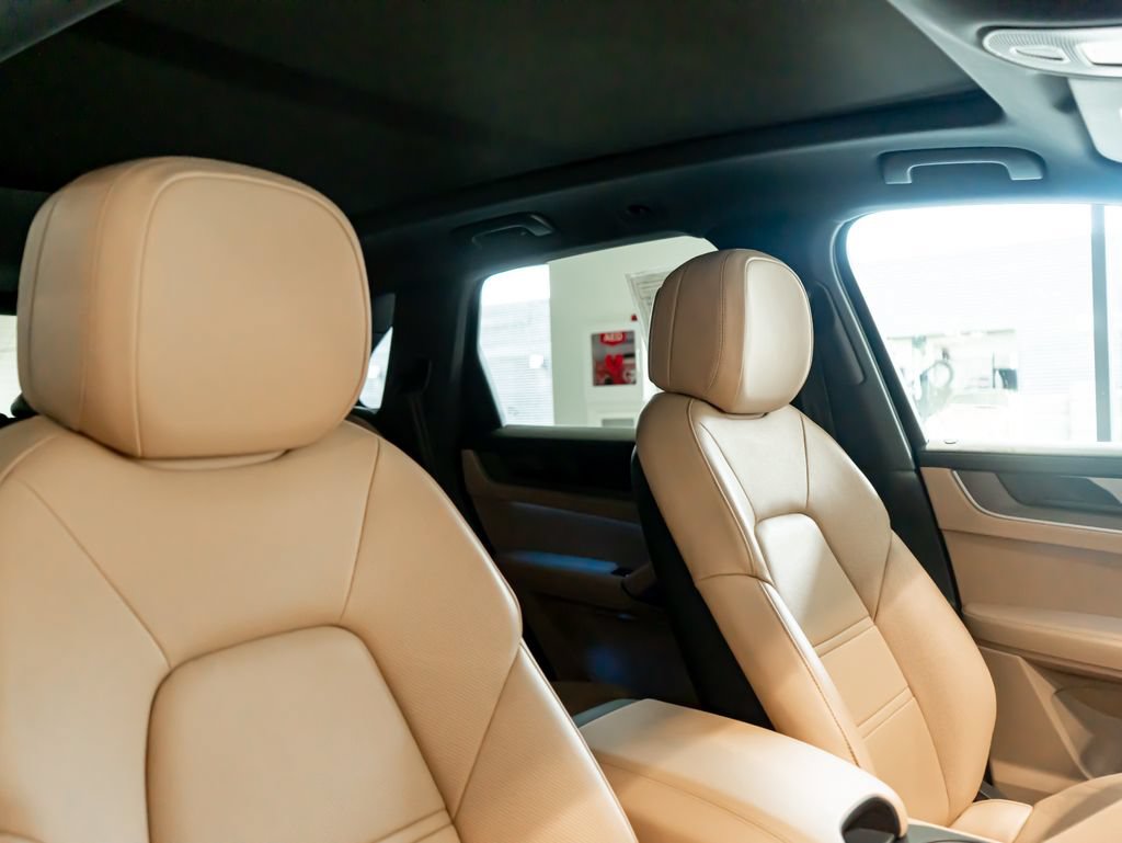 Certified 2025 Porsche Cayenne AWD/4WD image 31
