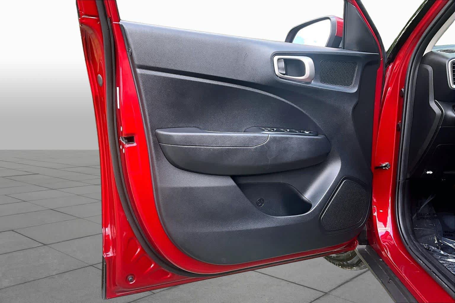 Used 2025 Hyundai Venue SE FWD image 22