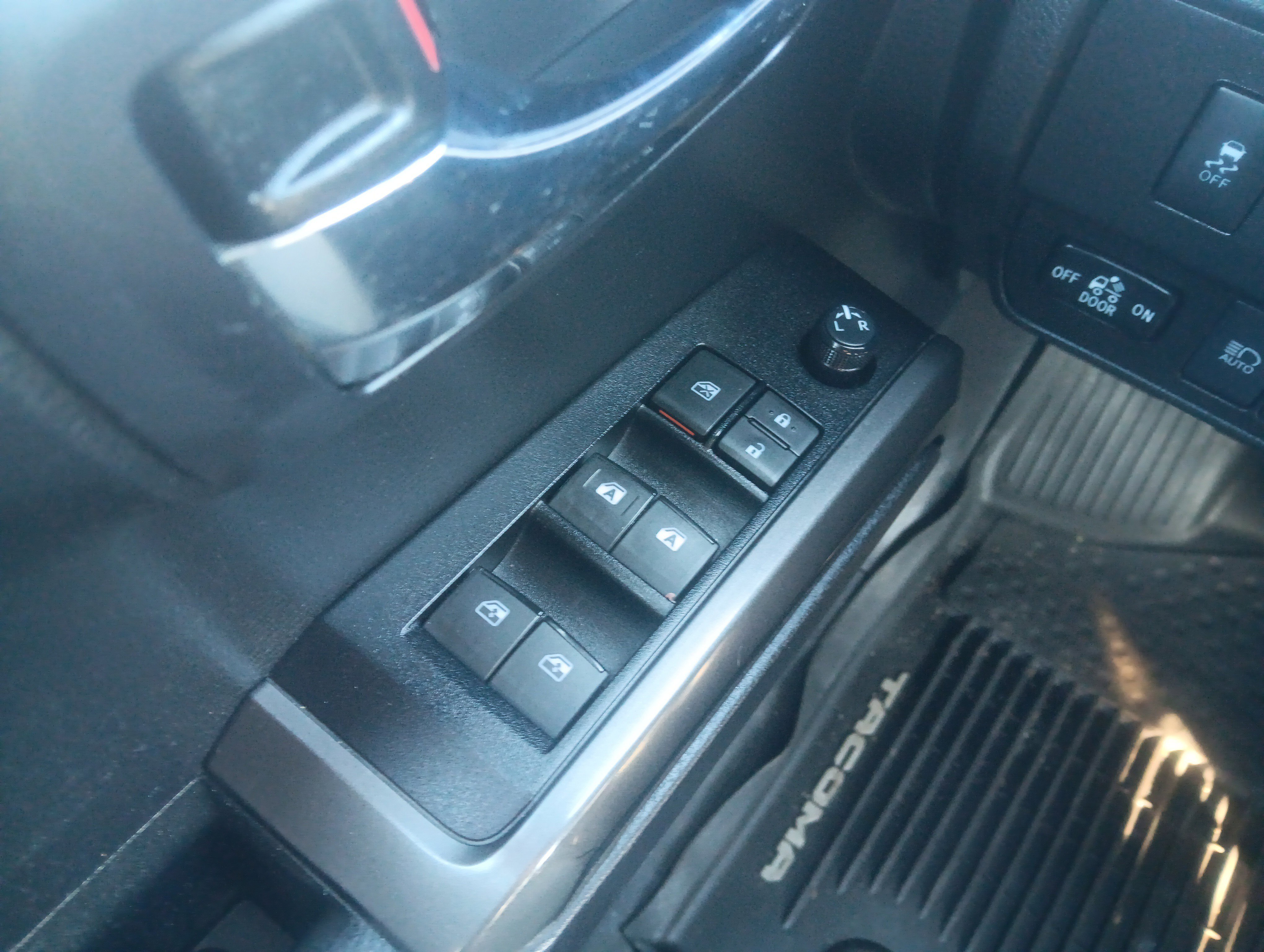 Used 2020 Toyota Tacoma TRD Off-Road w/ Technology Package image 20