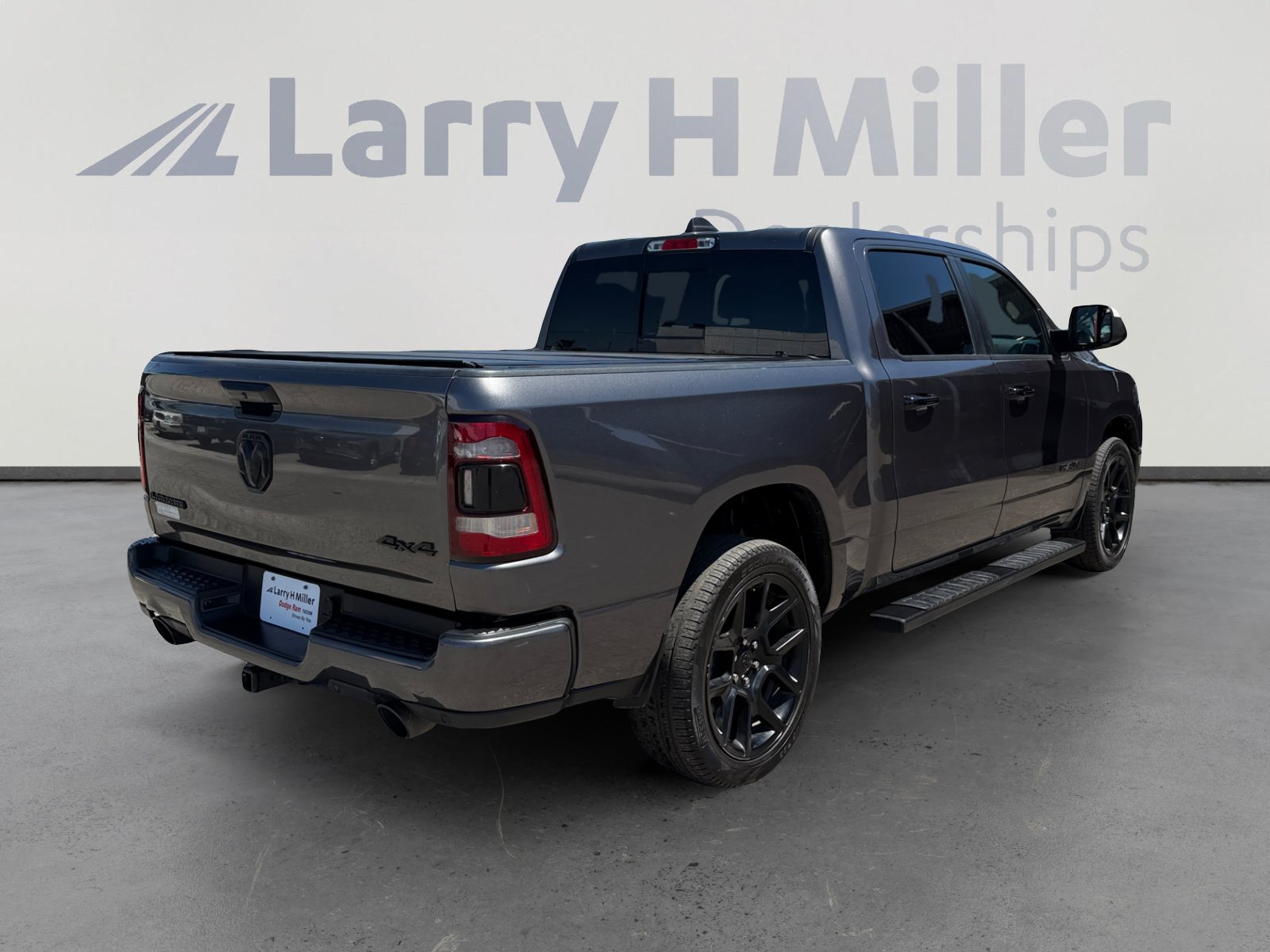 Used 2023 RAM 1500 Laramie AWD/4WD image 5