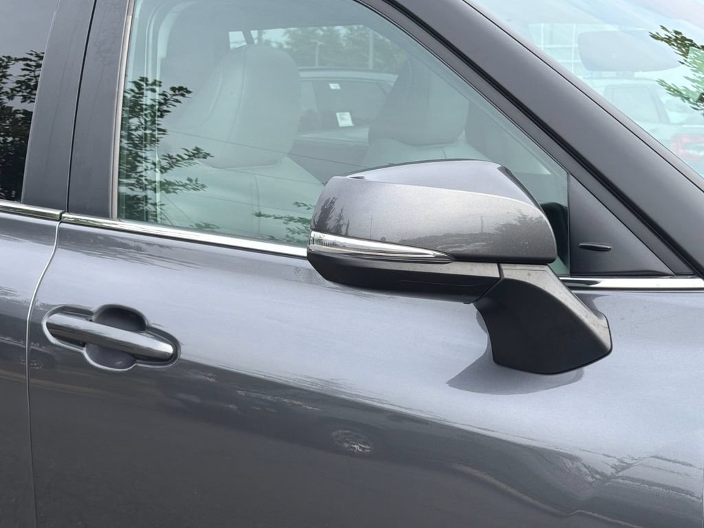 Used 2023 Toyota Highlander XLE AWD/4WD image 10