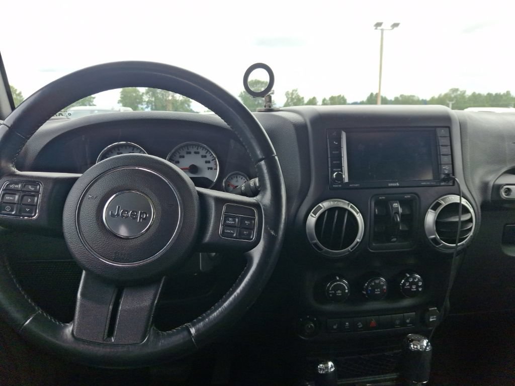 Used 2015 Jeep Wrangler Unlimited Sahara w/ Connectivity Group AWD/4WD image 12