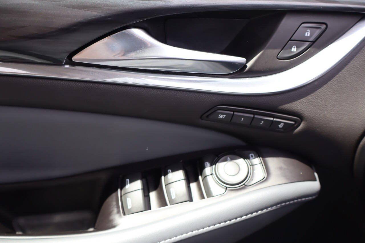 Used 2020 Buick Enclave Premium w/ Sun and Sites Package AWD/4WD image 18