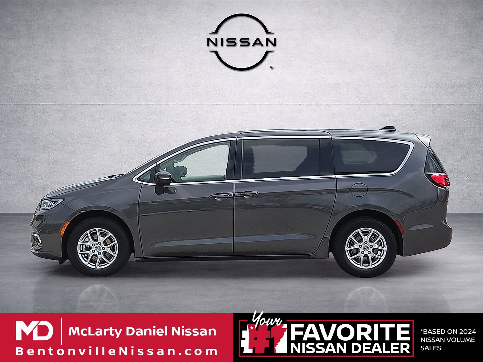 Used 2023 Chrysler Pacifica Touring-L FWD video 3