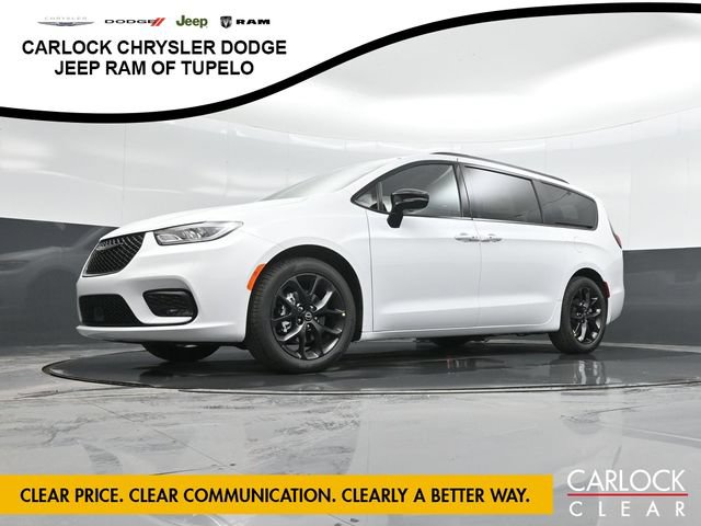 New 2026 Chrysler Pacifica Limited w/ Uconnect Theater Family Group FWD image 70