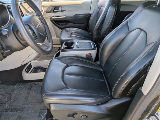 Used 2023 Chrysler Pacifica Touring-L image 14