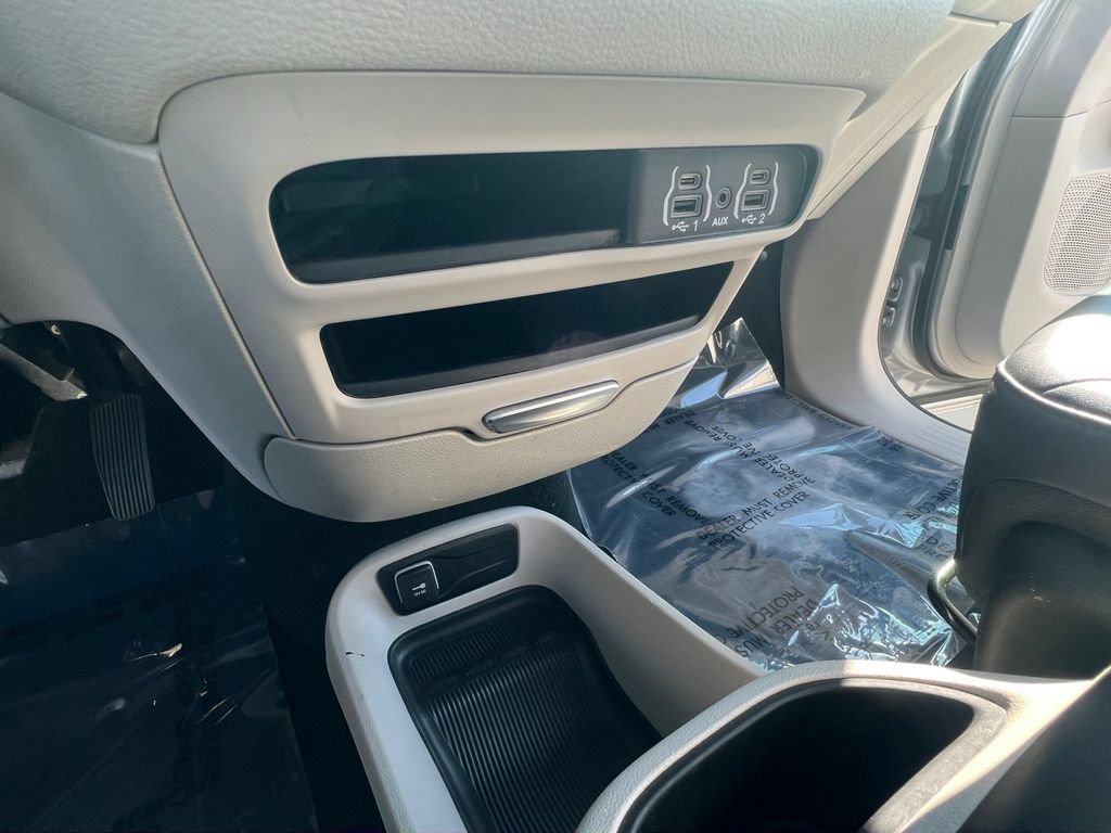 Used 2024 Chrysler Pacifica Limited FWD image 21