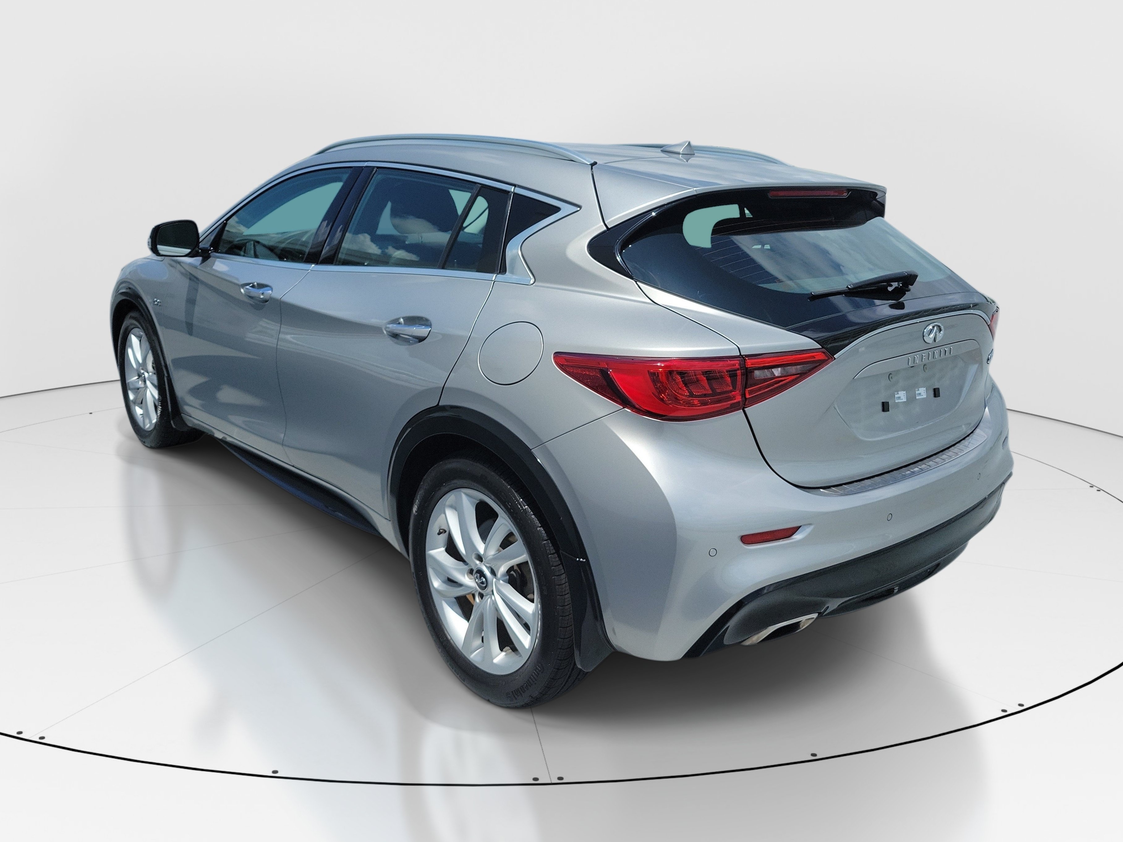 Used 2019 INFINITI QX30 w/ Cargo Package FWD image 4