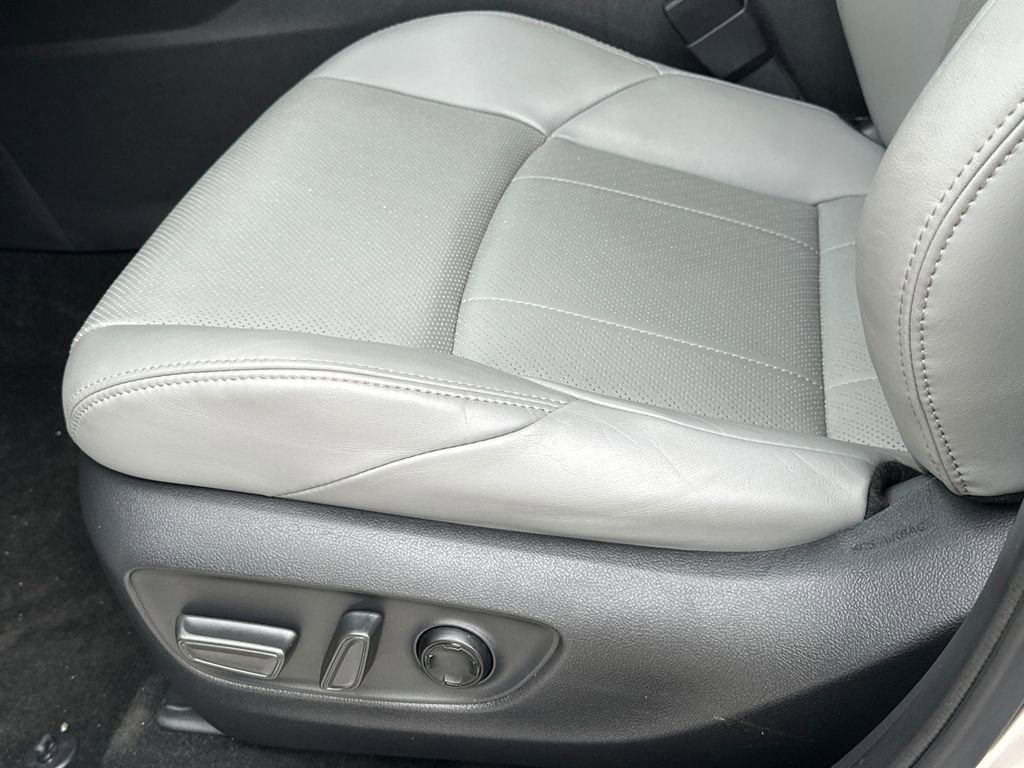 Used 2022 Toyota Venza Limited image 23