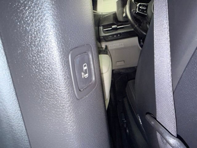 Used 2023 Kia Carnival LX FWD image 18