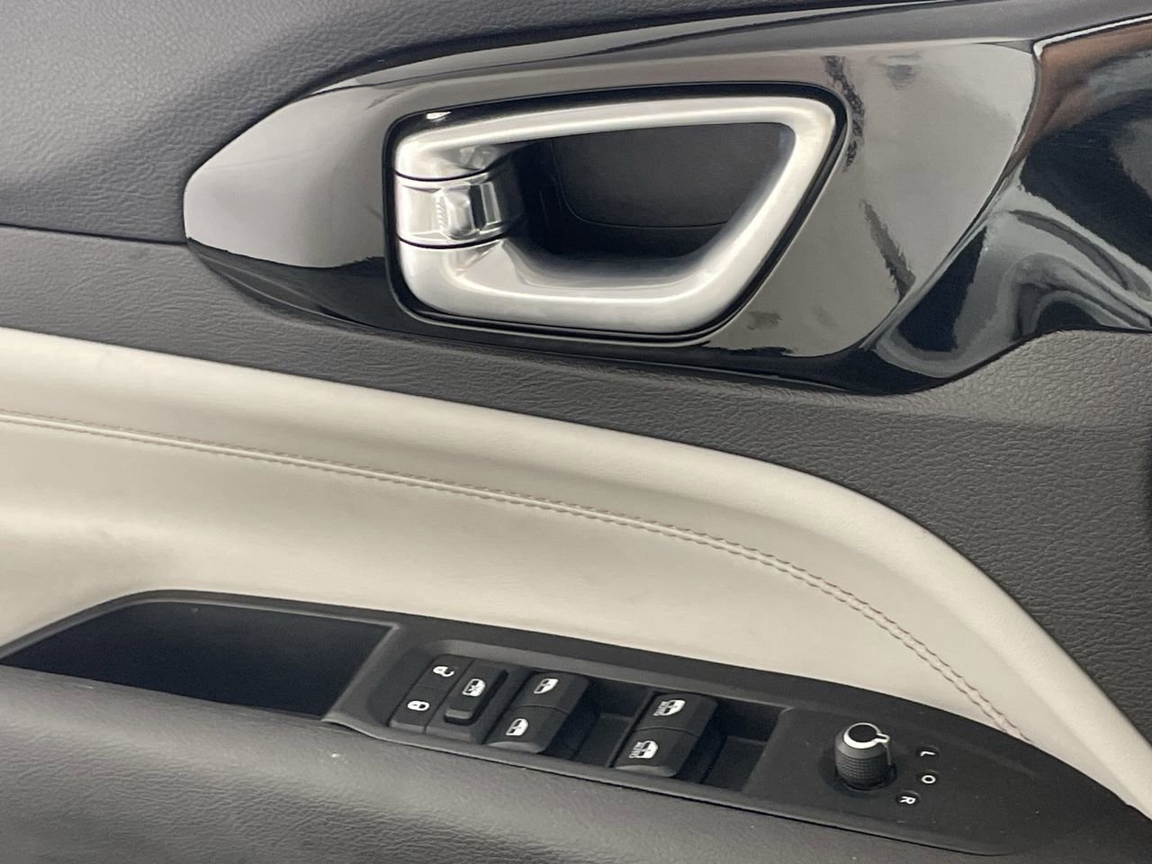 Used 2025 Jeep Compass Limited image 16