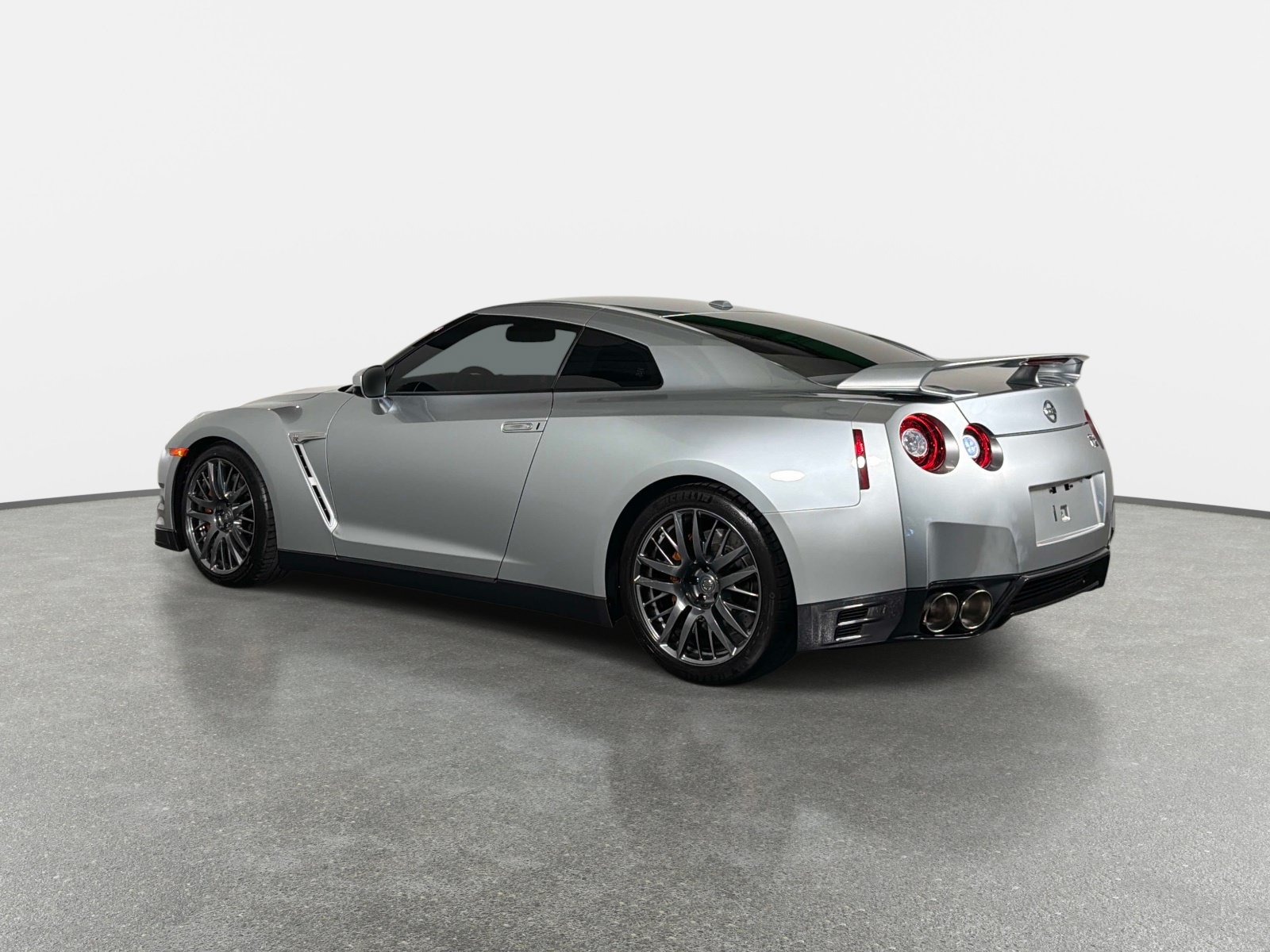 Used 2016 Nissan GT-R Premium AWD/4WD image 5