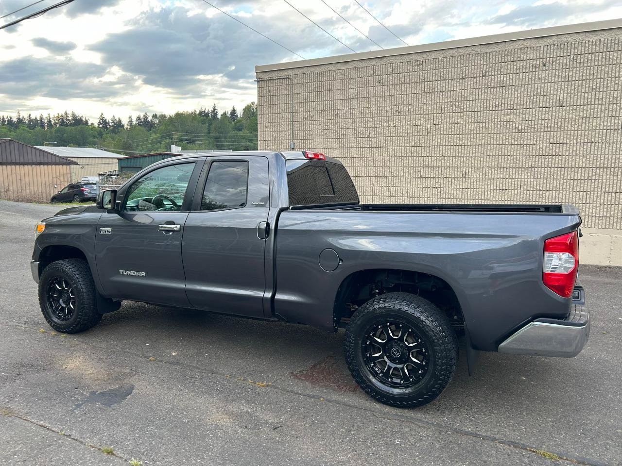 Used 2014 Toyota Tundra Limited w/ Limited Premium Package AWD/4WD image 7