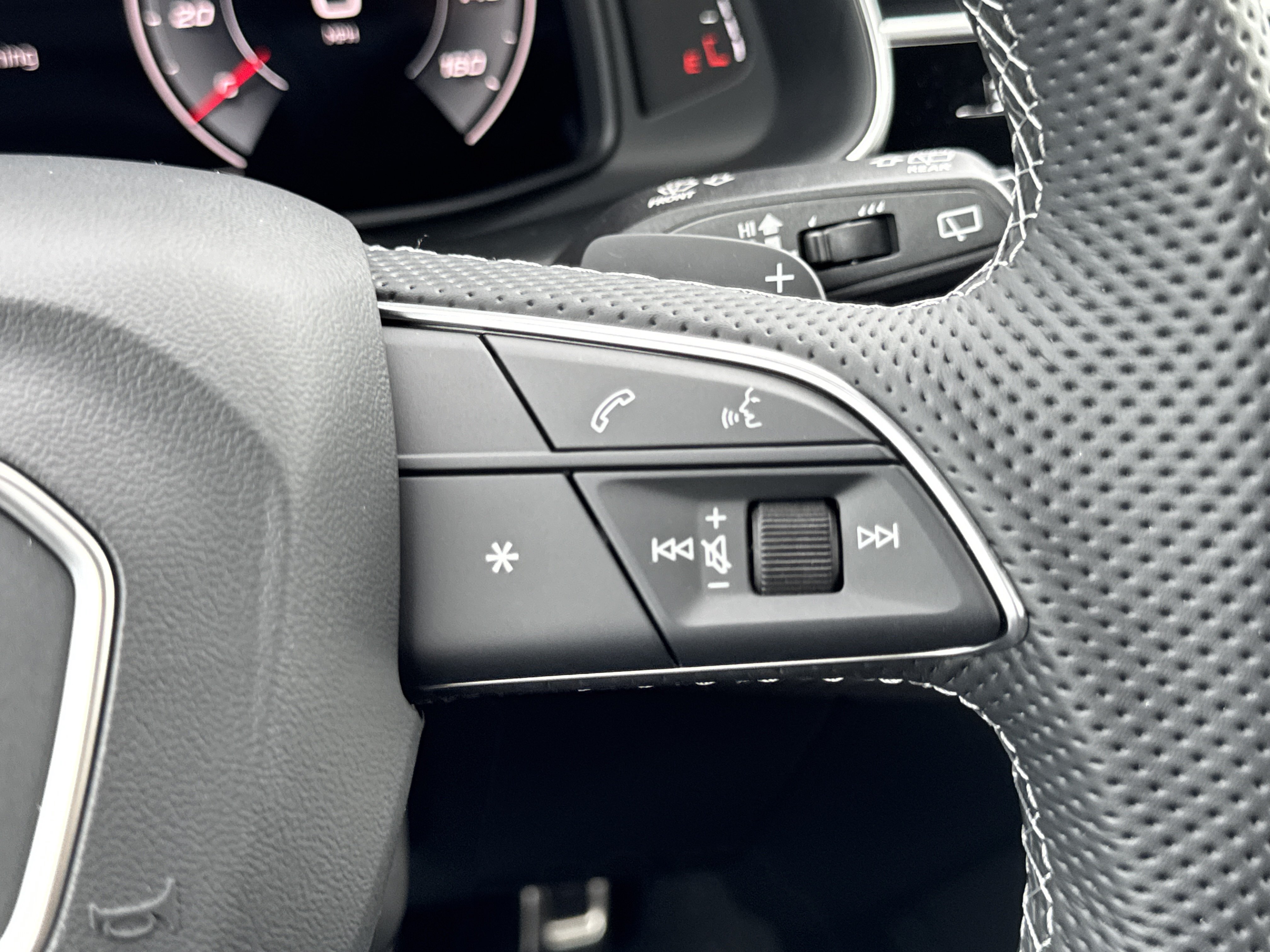 New 2026 Audi SQ8 Prestige AWD/4WD image 32