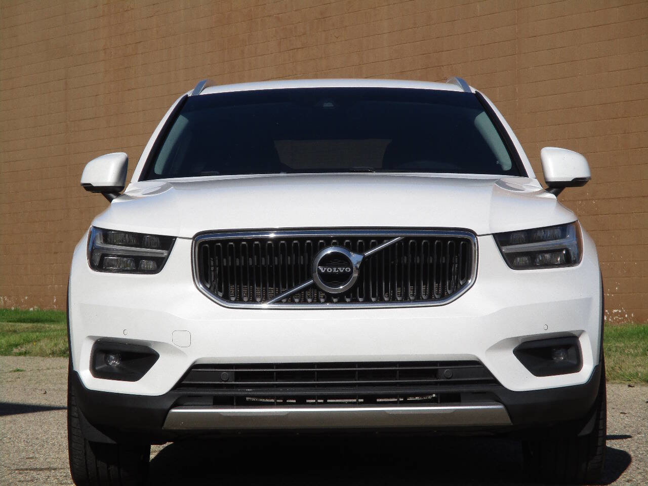 Used 2022 Volvo XC40 T5 Momentum image 3
