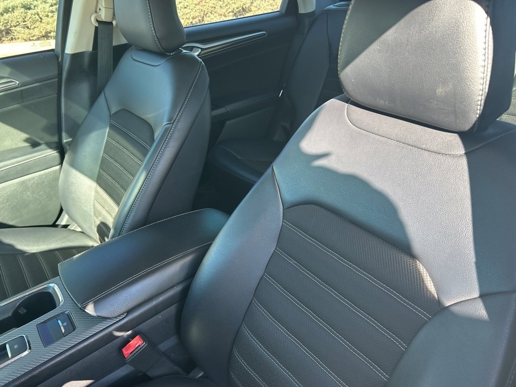 Used 2017 Ford Fusion SE w/ Equipment Group 201A image 9