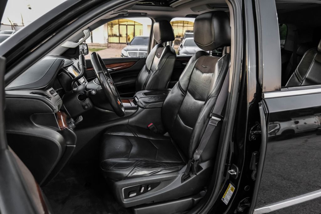 Used 2015 Cadillac Escalade Luxury image 32