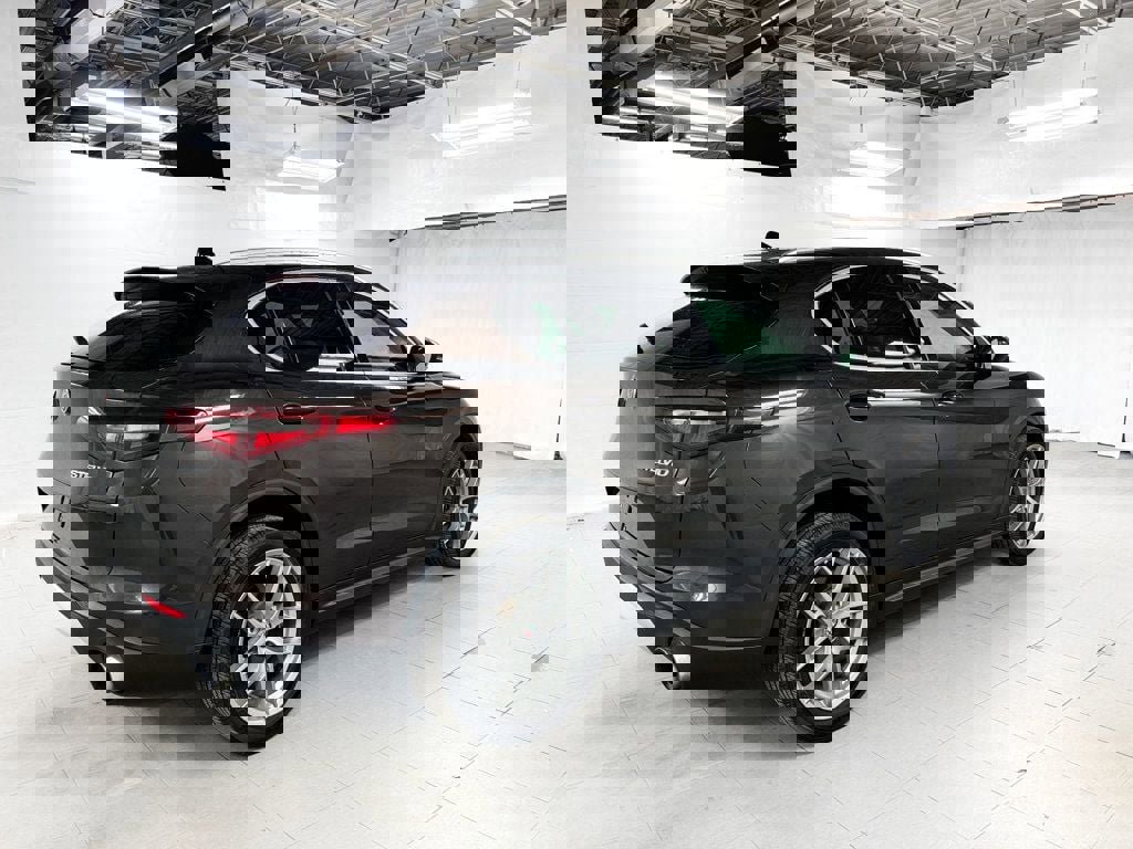 Used 2018 Alfa Romeo Stelvio AWD image 5