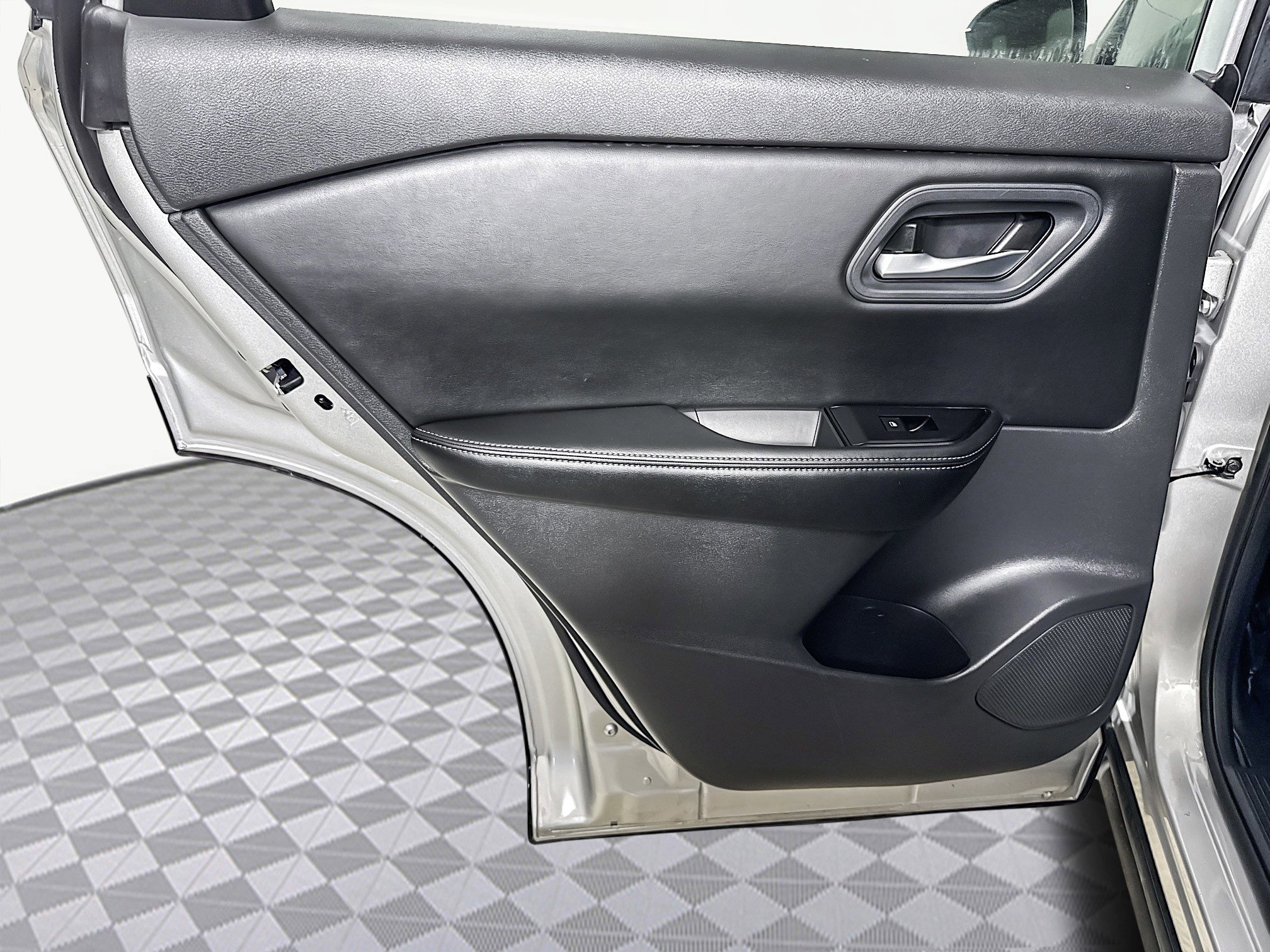 Used 2025 Nissan Rogue SV image 26