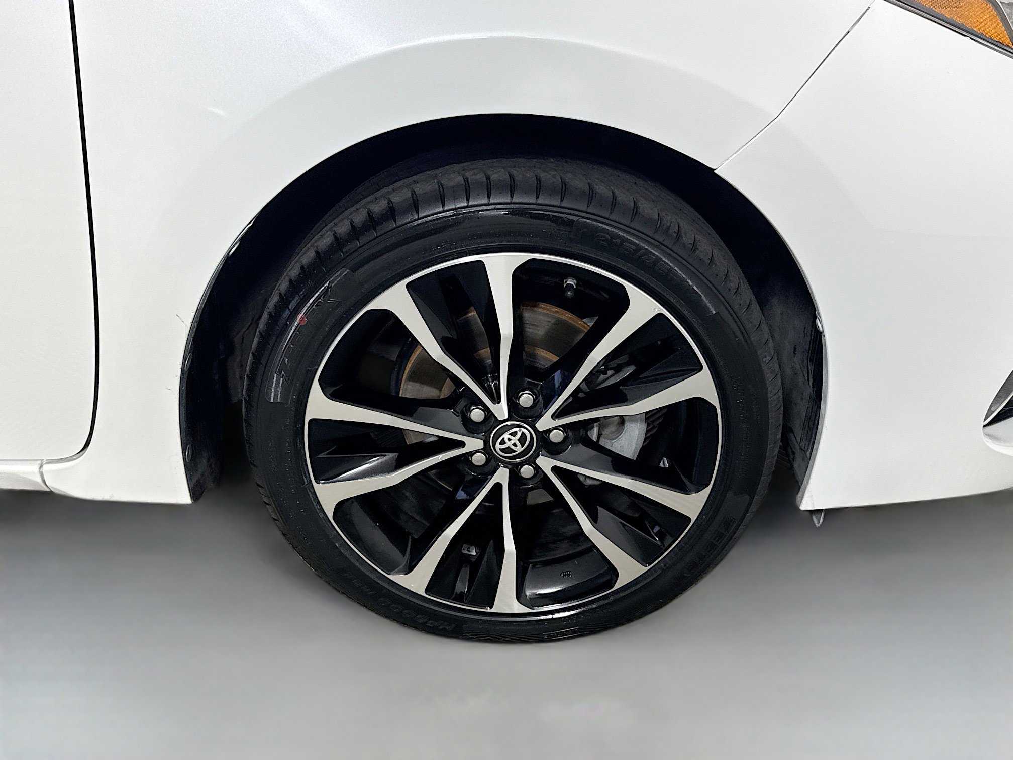 Used 2018 Toyota Corolla XSE w/ Carpet Mat Package (TMS) FWD image 32