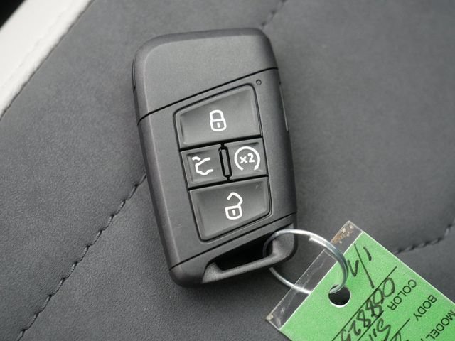 Certified 2025 Volkswagen Taos SE AWD/4WD image 38