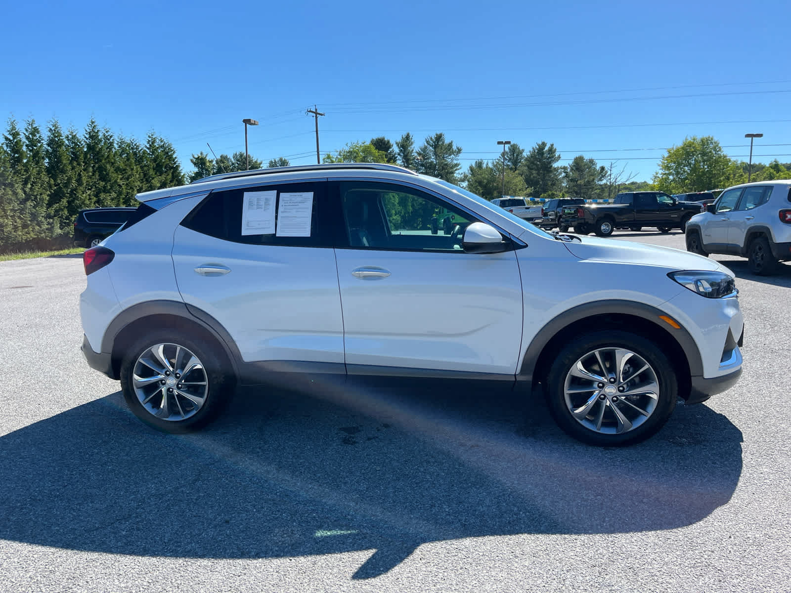 Used 2022 Buick Encore GX Essence w/ Experience Buick Package AWD/4WD image 2