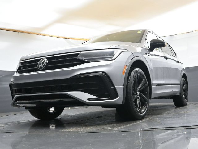 Used 2024 Volkswagen Tiguan SE R-Line AWD/4WD image 30