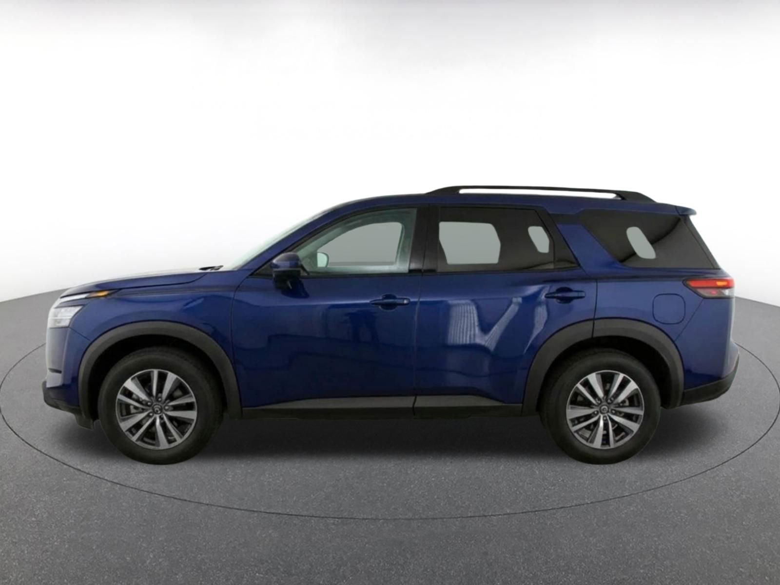 Used 2025 Nissan Pathfinder SV FWD image 4