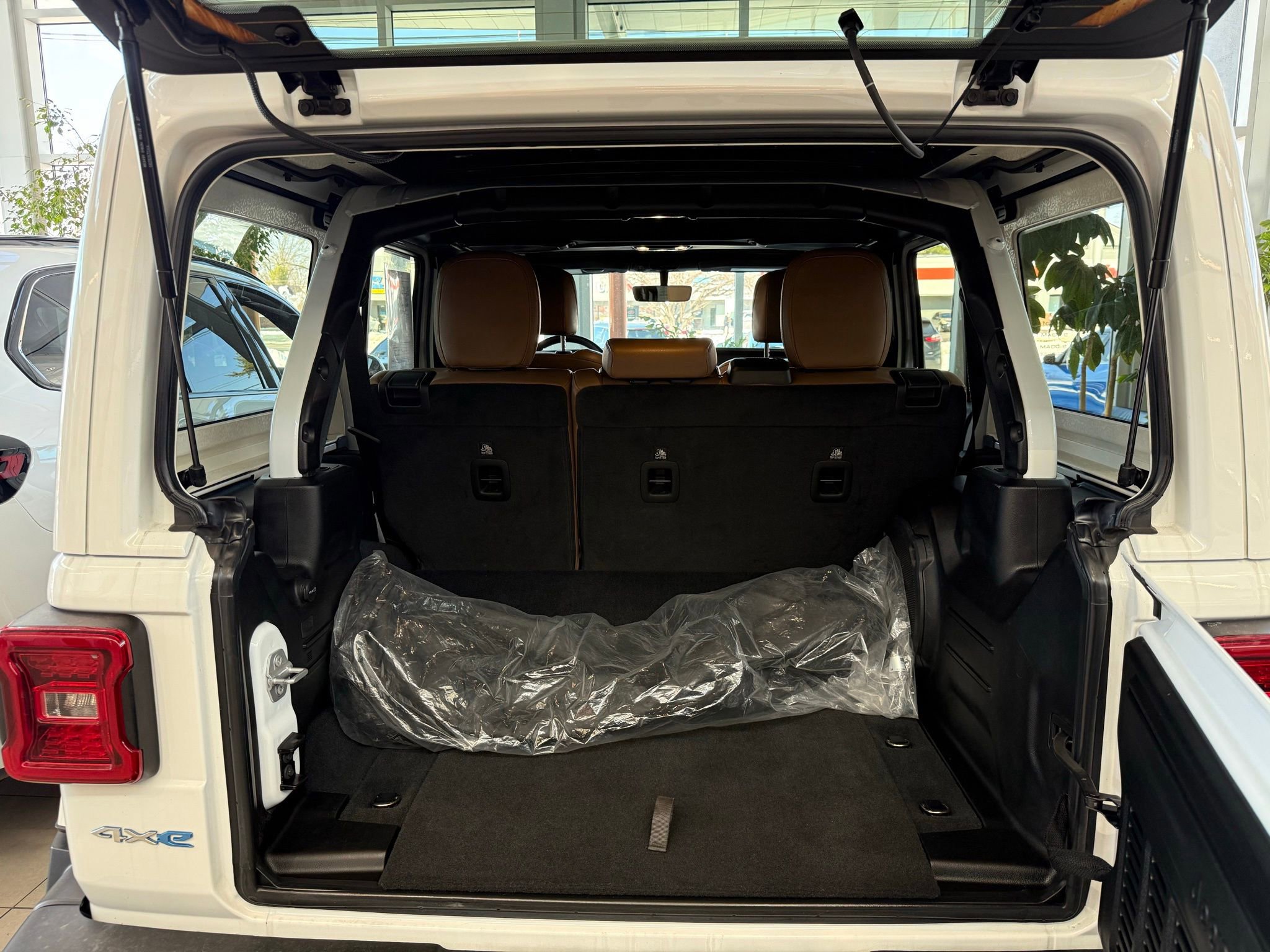 Used 2022 Jeep Wrangler Unlimited Sahara w/ Cold Weather Group image 38