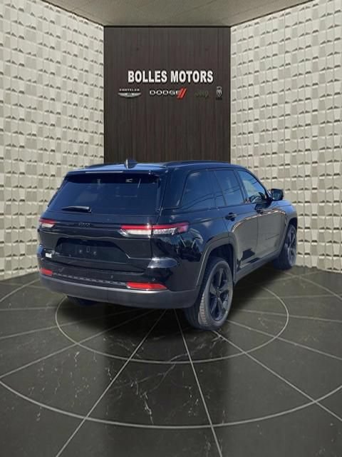 Used 2023 Jeep Grand Cherokee Altitude AWD/4WD image 6