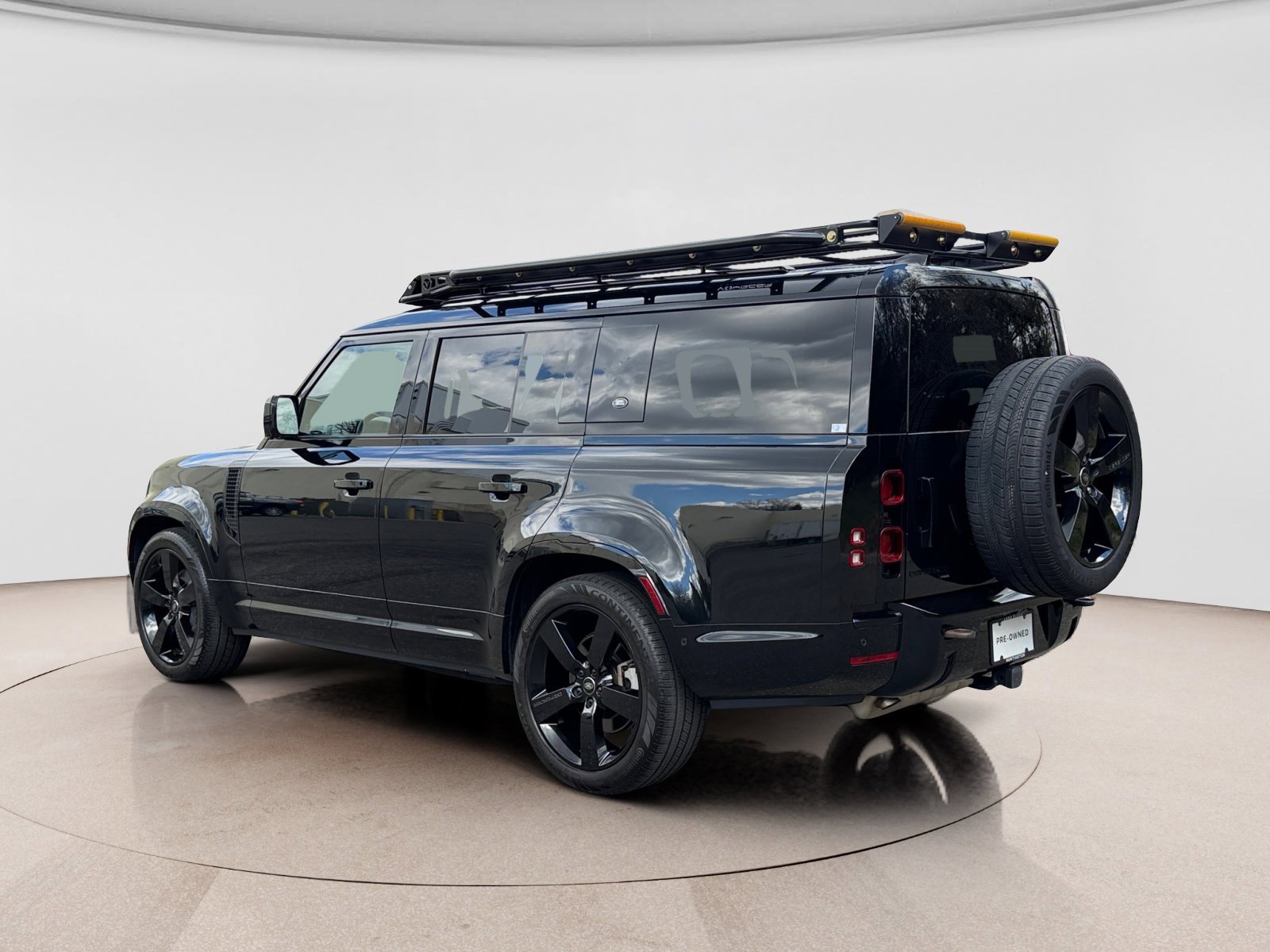 Used 2023 Land Rover Defender 130 X-Dynamic SE image 3