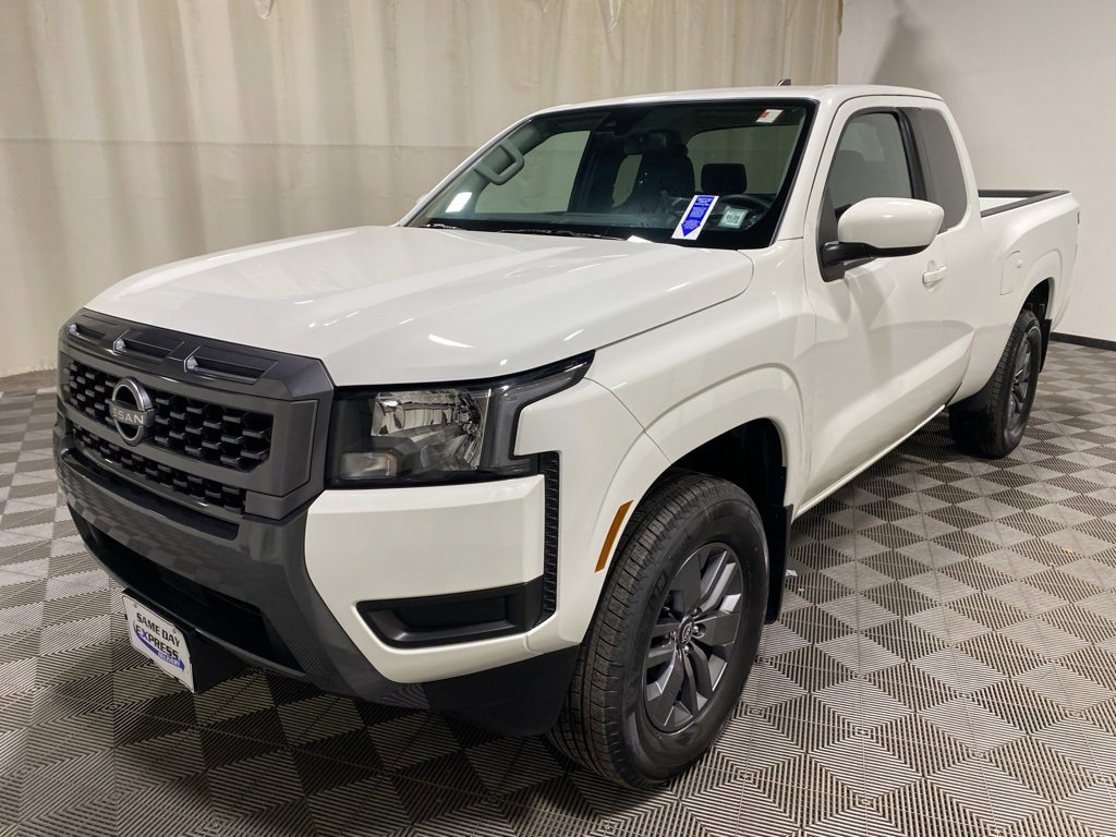 Used 2025 Nissan Frontier SV image 3
