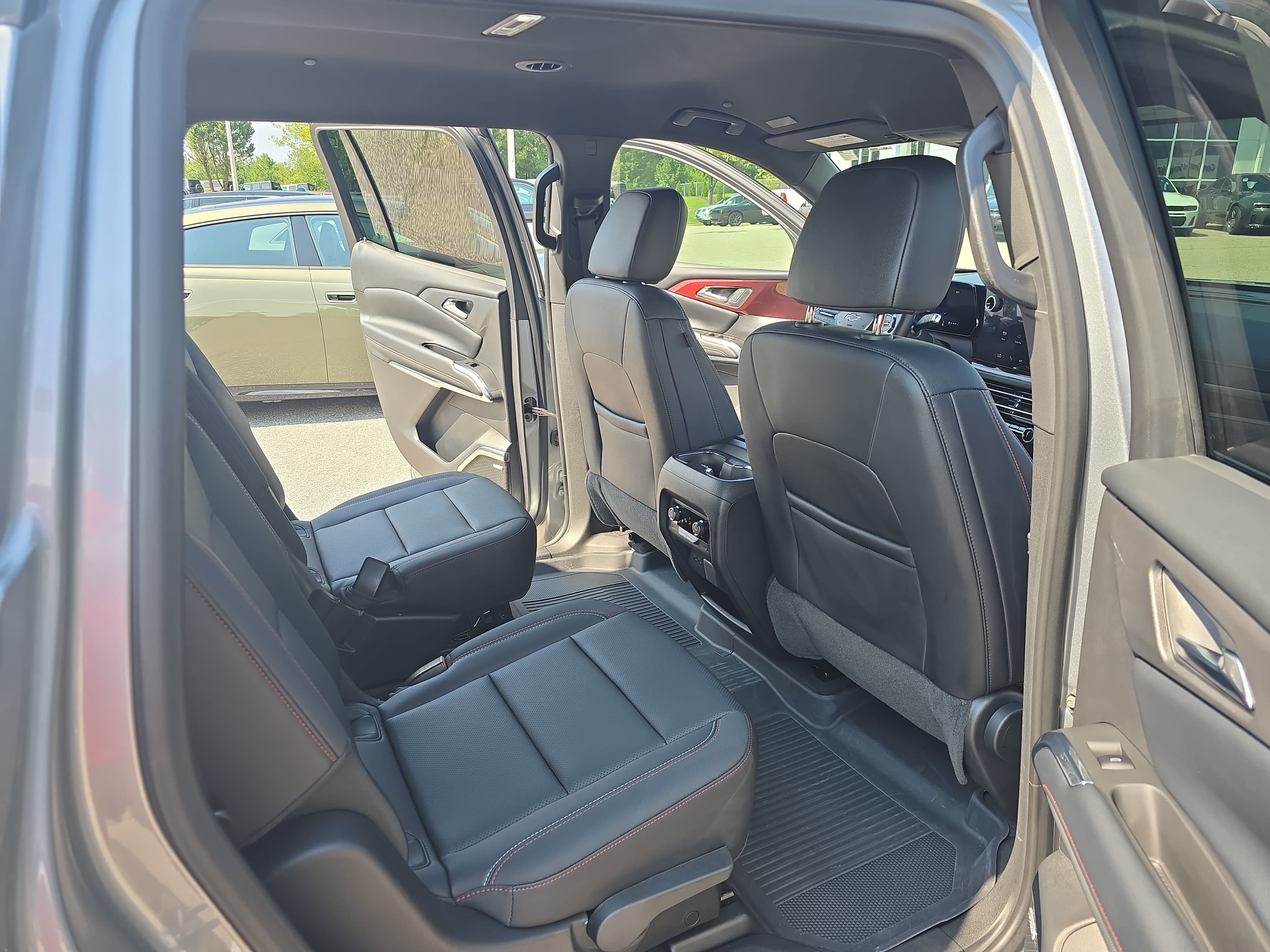 Used 2025 Chevrolet Traverse Z71 w/ Enhanced Driving Package AWD/4WD image 11