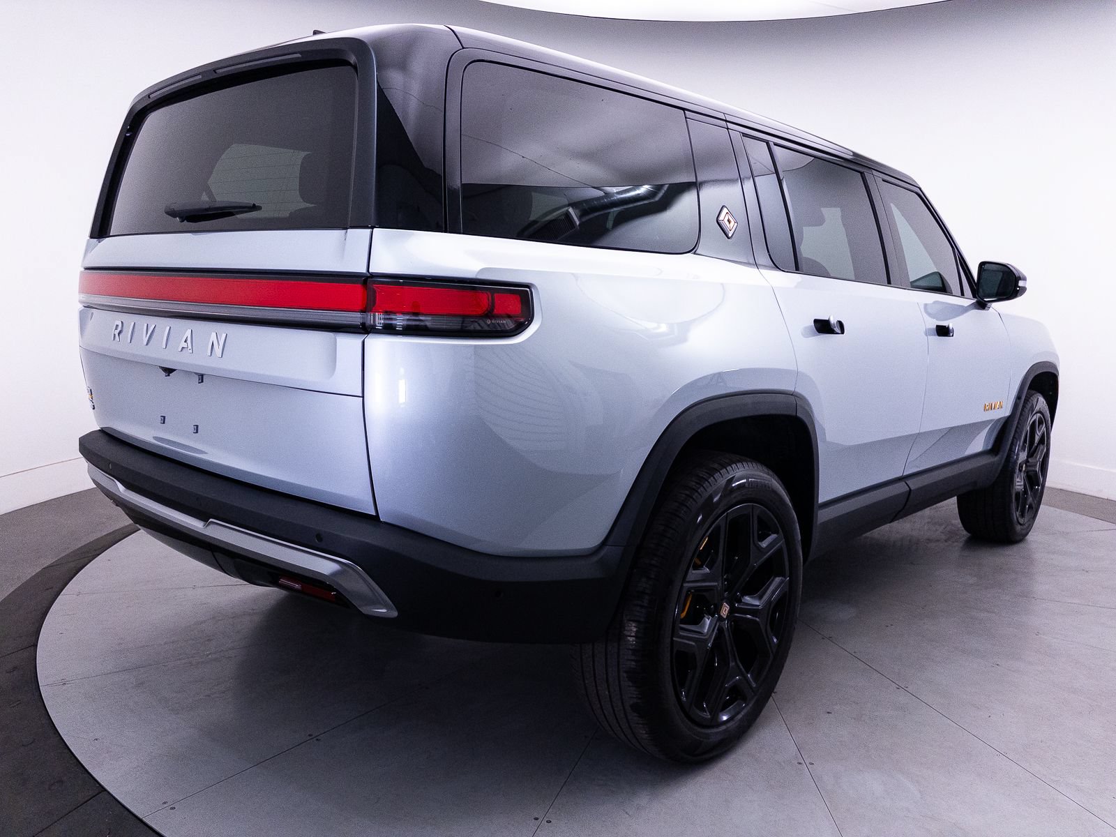 Used 2024 Rivian R1S Adventure AWD/4WD image 17