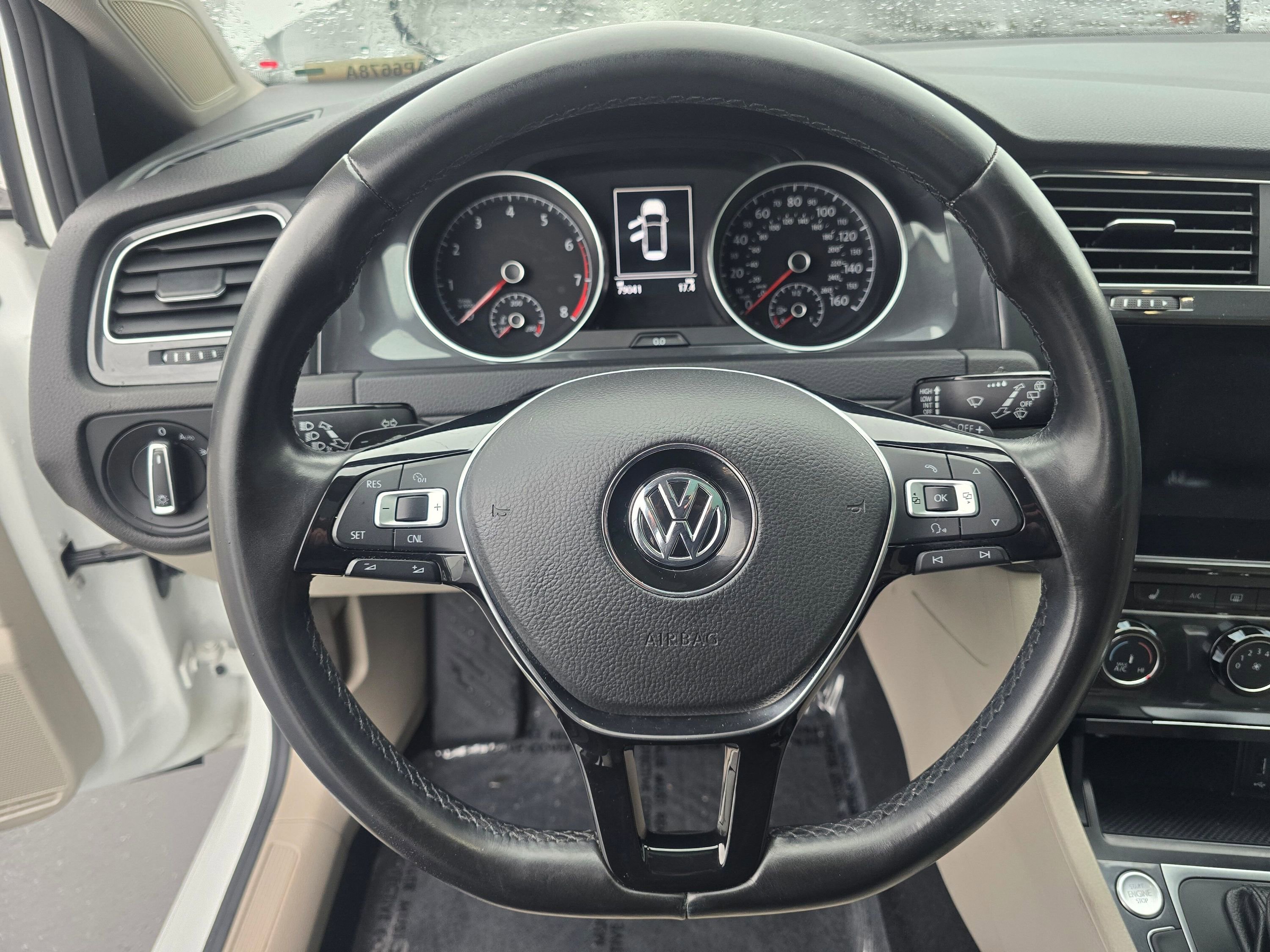 Used 2018 Volkswagen Golf SE image 14