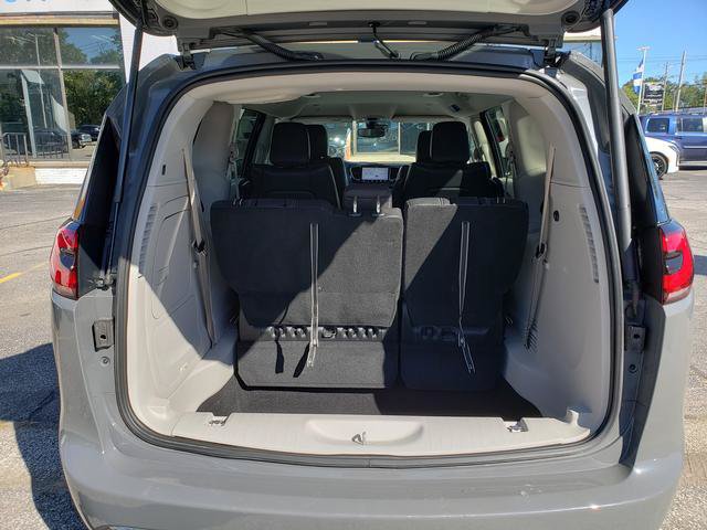 Used 2022 Chrysler Pacifica Touring-L FWD image 5