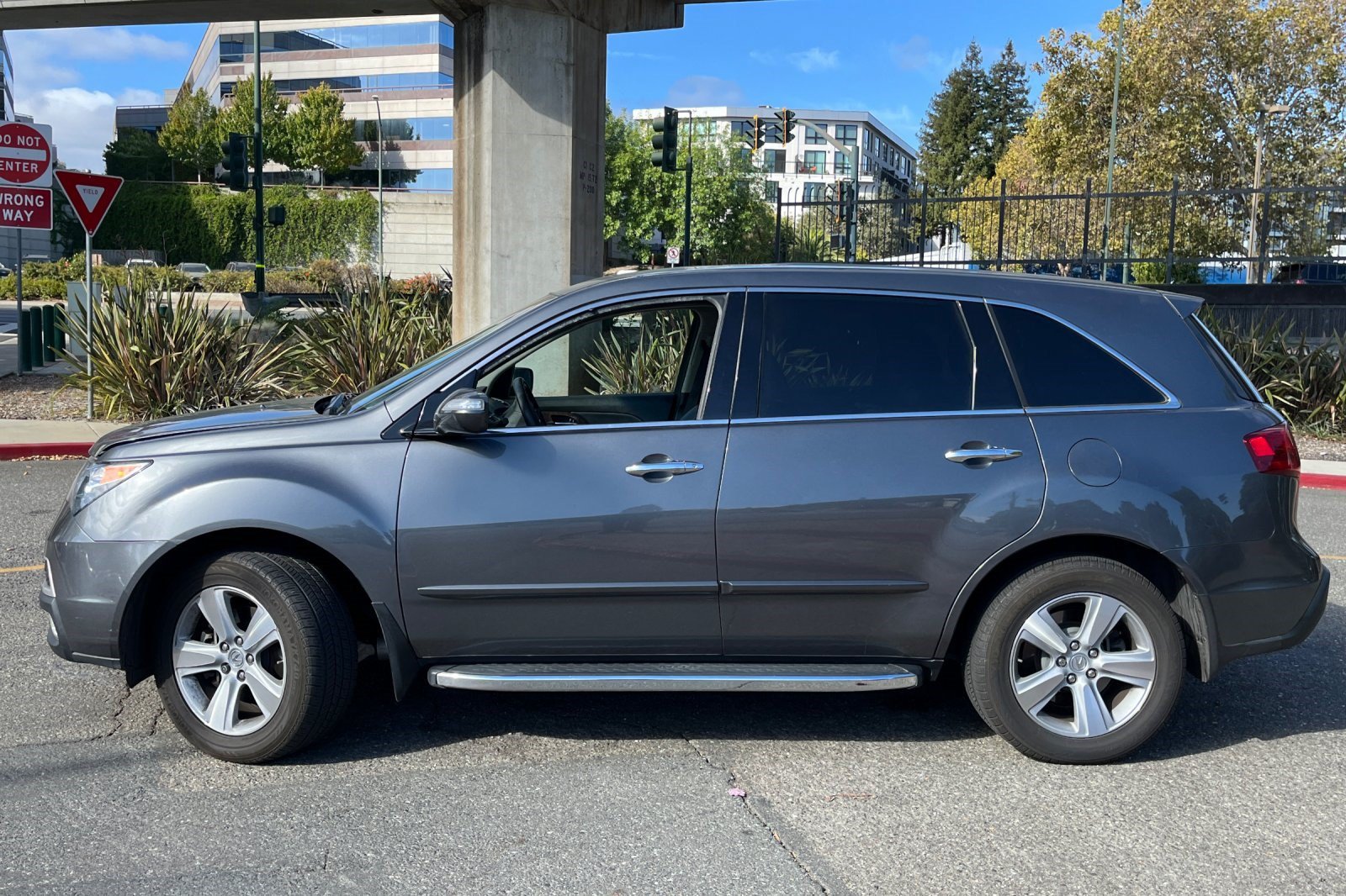 Used 2010 Acura MDX w/ Technology Package AWD/4WD image 2