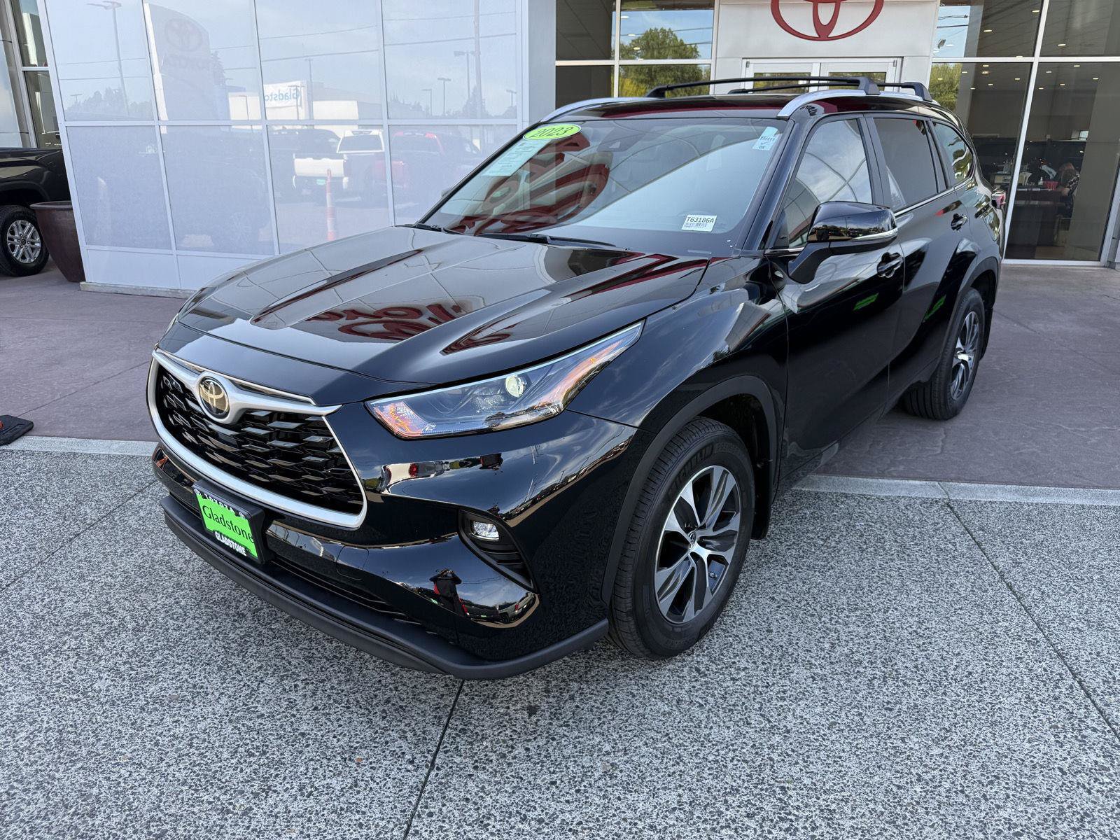 Used 2023 Toyota Highlander XLE AWD/4WD image 2