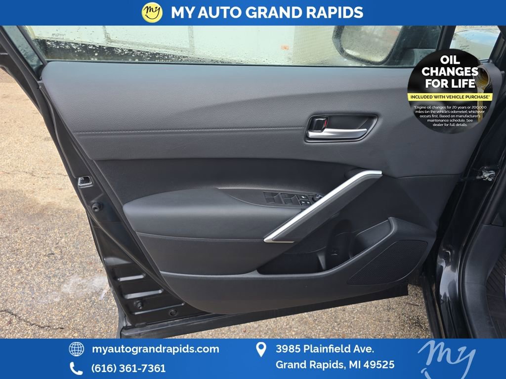 Used 2024 Toyota Corolla Cross XLE w/ Convenience Package image 10