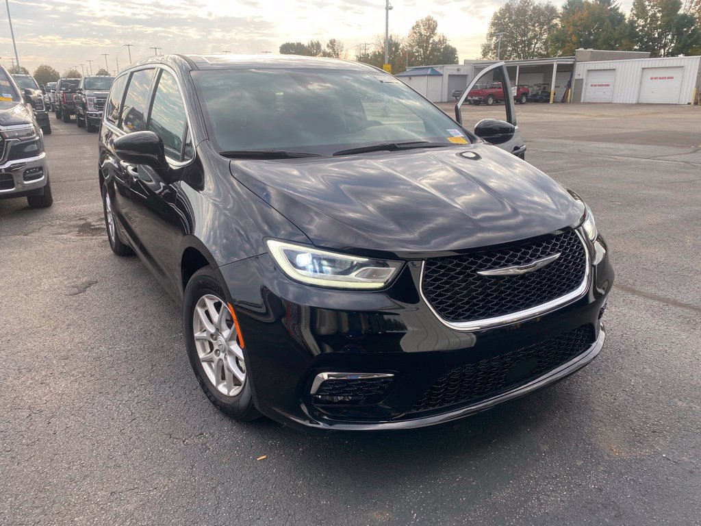 Used 2026 Chrysler Pacifica Select