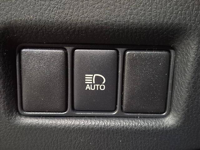 Used 2020 Toyota C-HR XLE FWD image 11