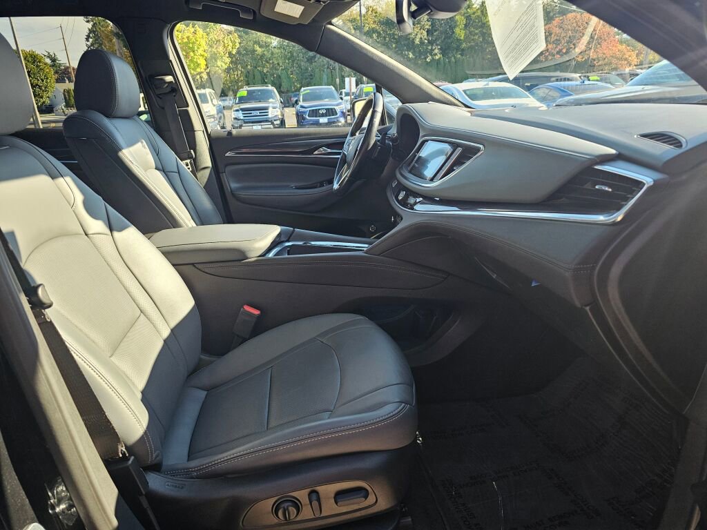 Used 2023 Buick Enclave Essence image 9