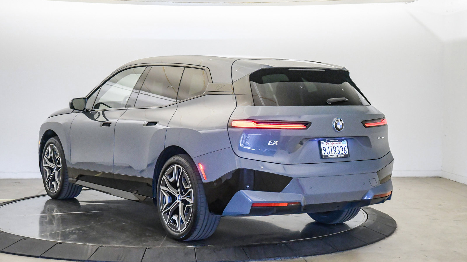 Used 2024 BMW iX xDrive50 w/ Sport Package AWD/4WD image 2