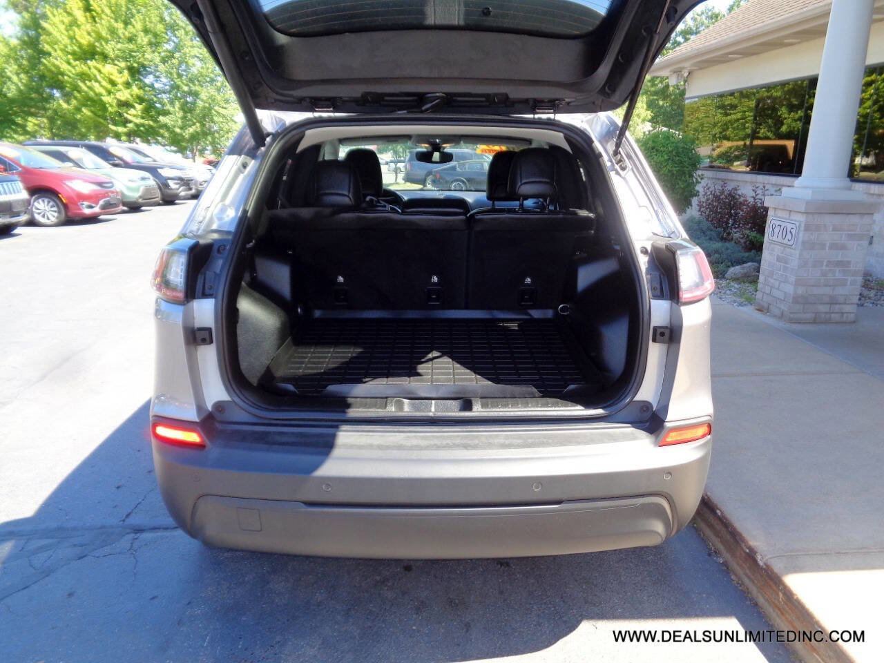 Used 2019 Jeep Cherokee Latitude Plus w/ Comfort/Convenience Group AWD/4WD image 22