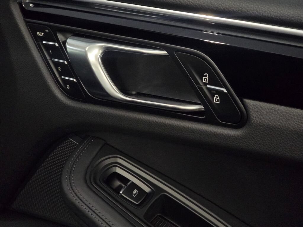 Certified 2026 Porsche Macan AWD/4WD image 26