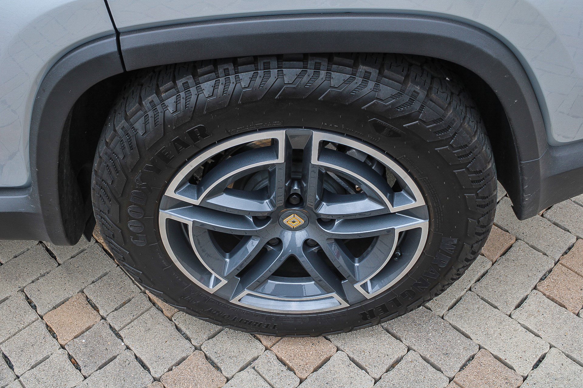 Used 2025 Rivian R1S Adventure AWD/4WD image 12