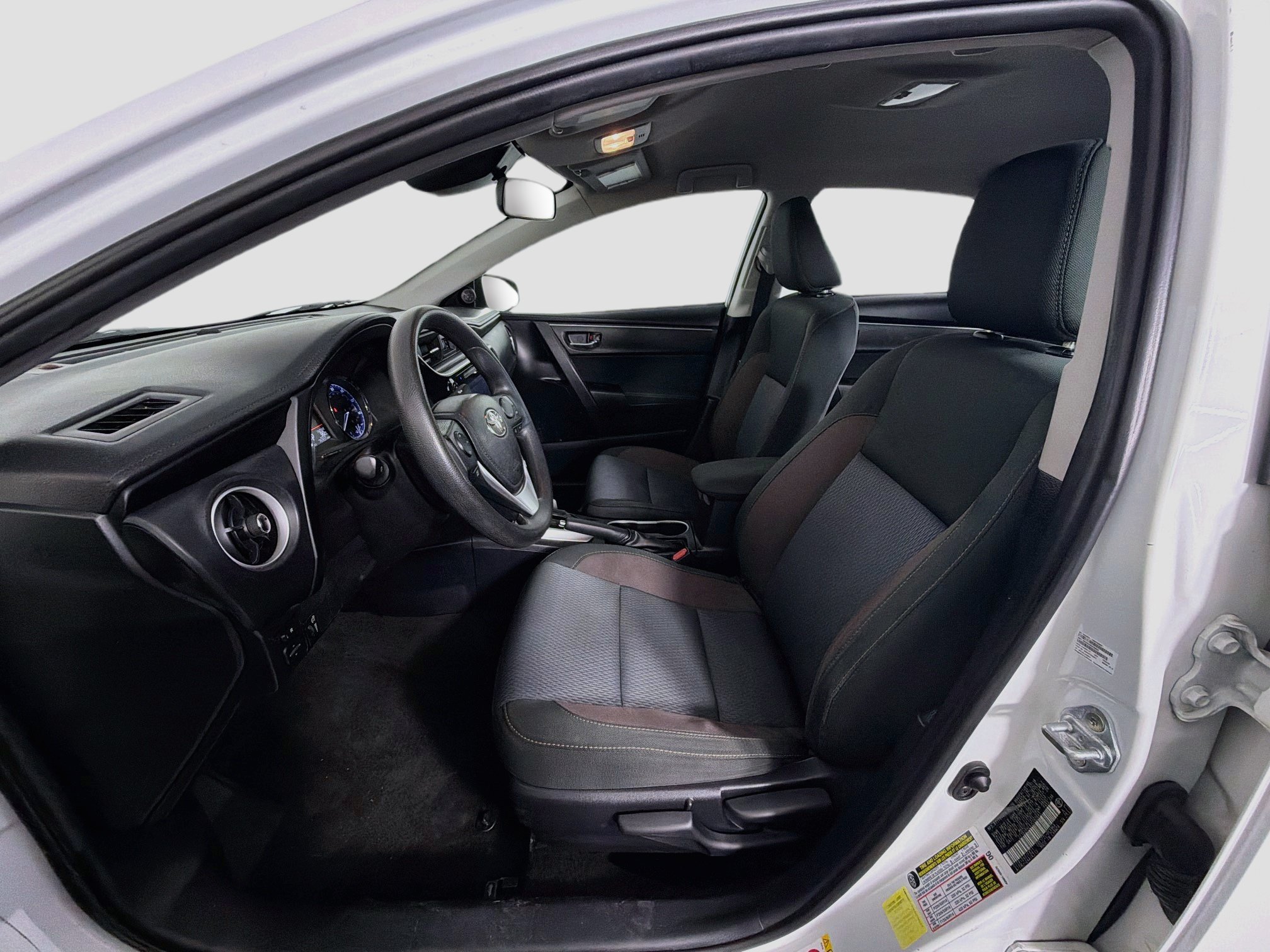 Used 2018 Toyota Corolla LE FWD image 13